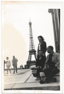 Teresinha Lanhas com os pais em Paris-frente-verso-1